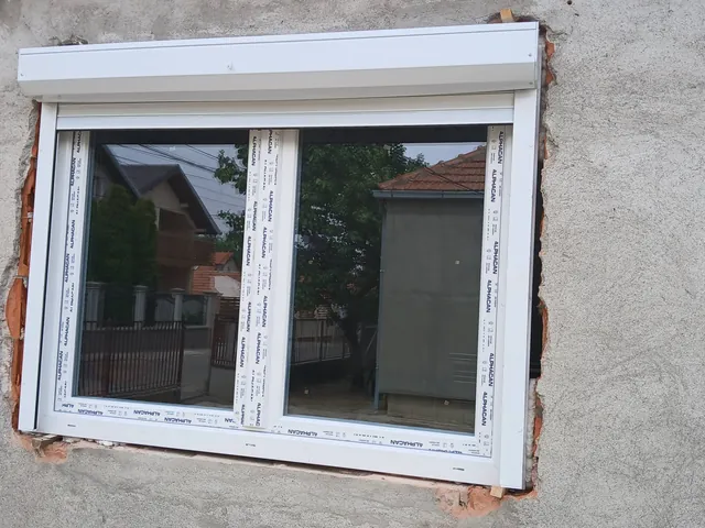 Dvokrilni PVC prozor sa spoljnom roletnom – slika 1