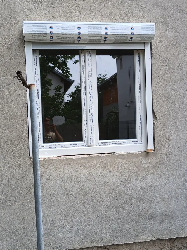 Dvokrilni PVC prozor sa spoljnom roletnom – slika 2