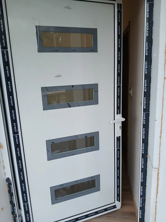 Ugrađena bela PVC ulazna vrata sa četiri stakla – slika 2