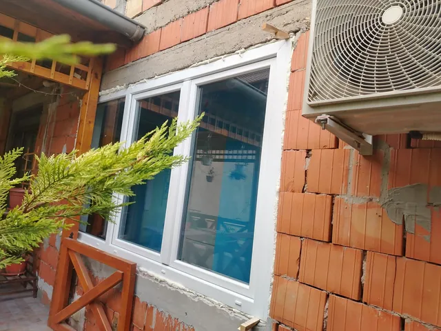 Ugradnja trodelnog PVC prozora na kući od blokova – slika 2